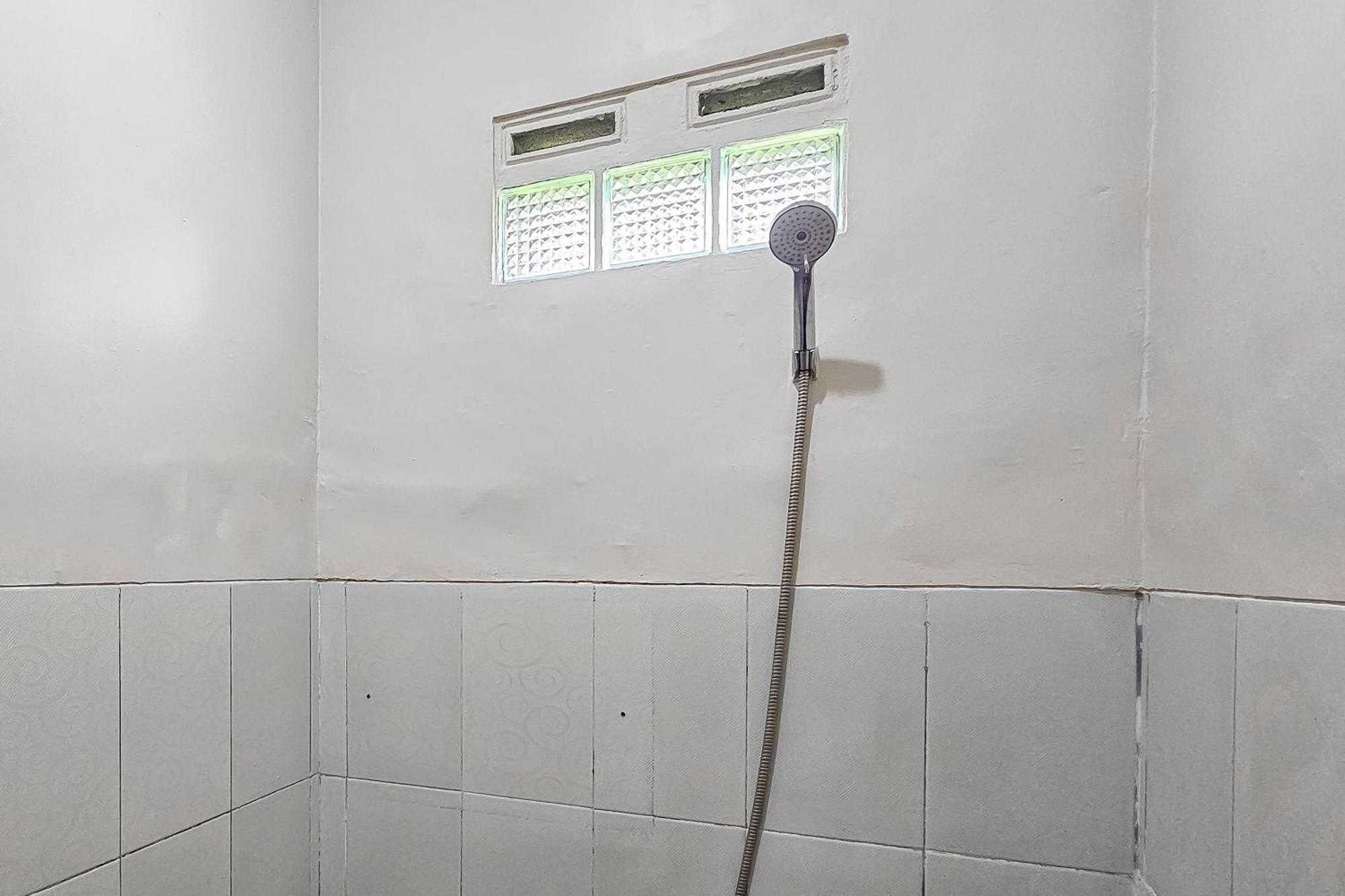 Wisma Brata Mitra Reddoorz Sukabumi Bagian luar foto