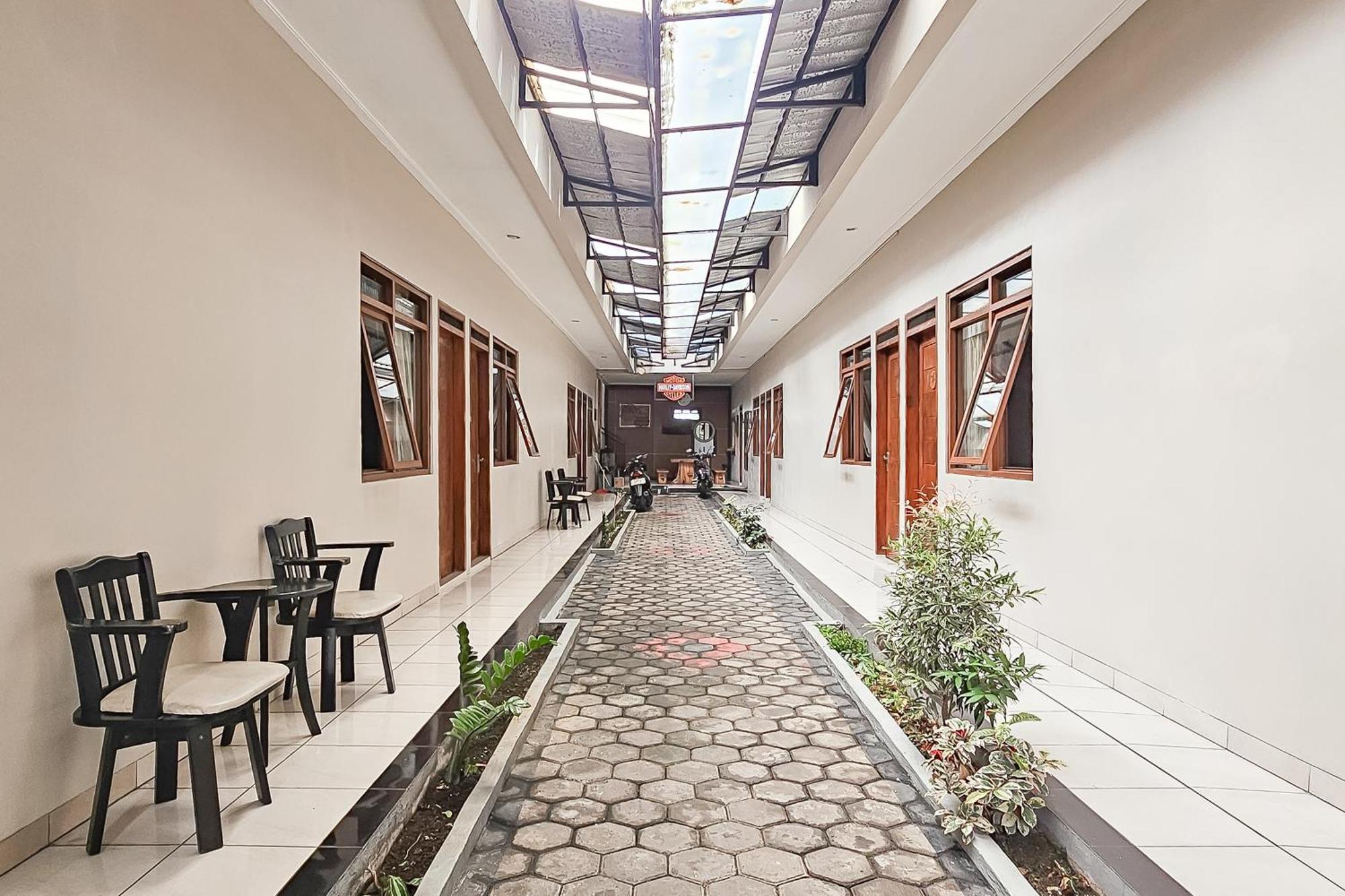 Wisma Brata Mitra Reddoorz Sukabumi Bagian luar foto